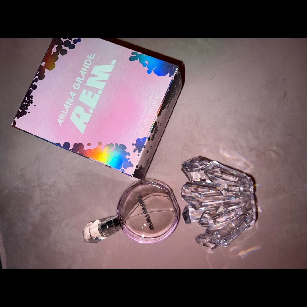 Arianna Grande R.E.M. perfume